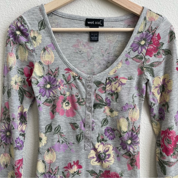 WET SEAL Bella Swan Grey Floral Thermal Scoop Neck Fitted Henley Long Sleeve Top - Picture 2 of 6